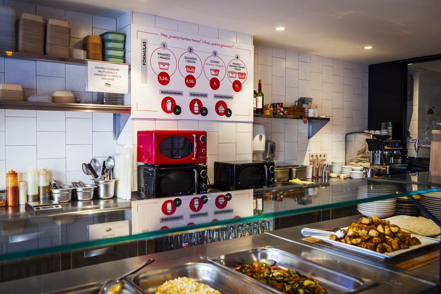 Interior del local con menú de precios