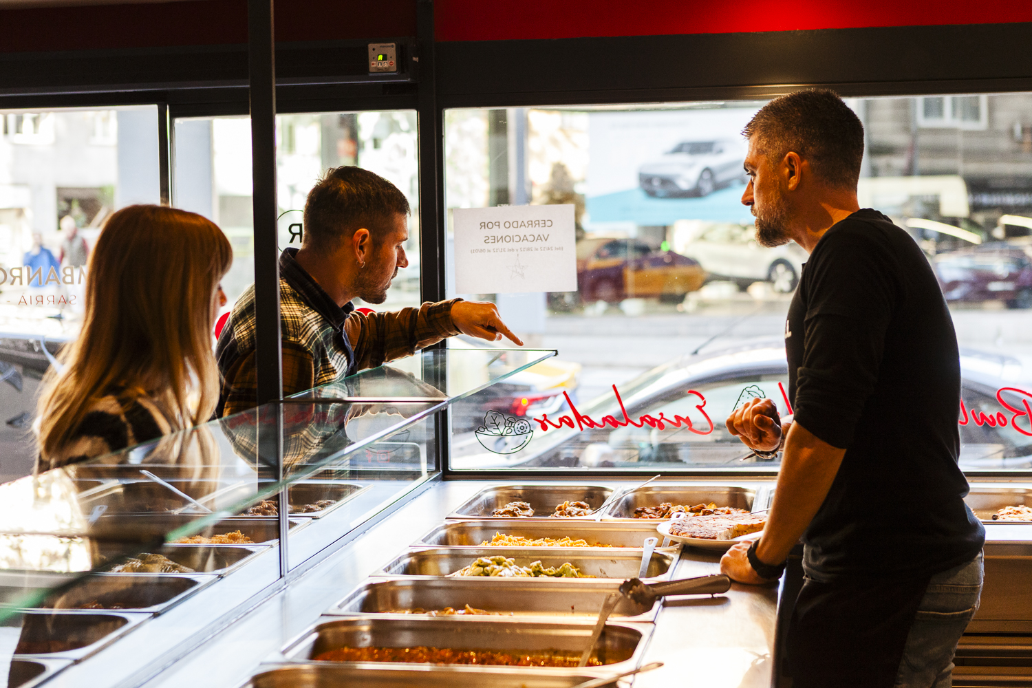 Clientes siendo atendidos en el mostrador