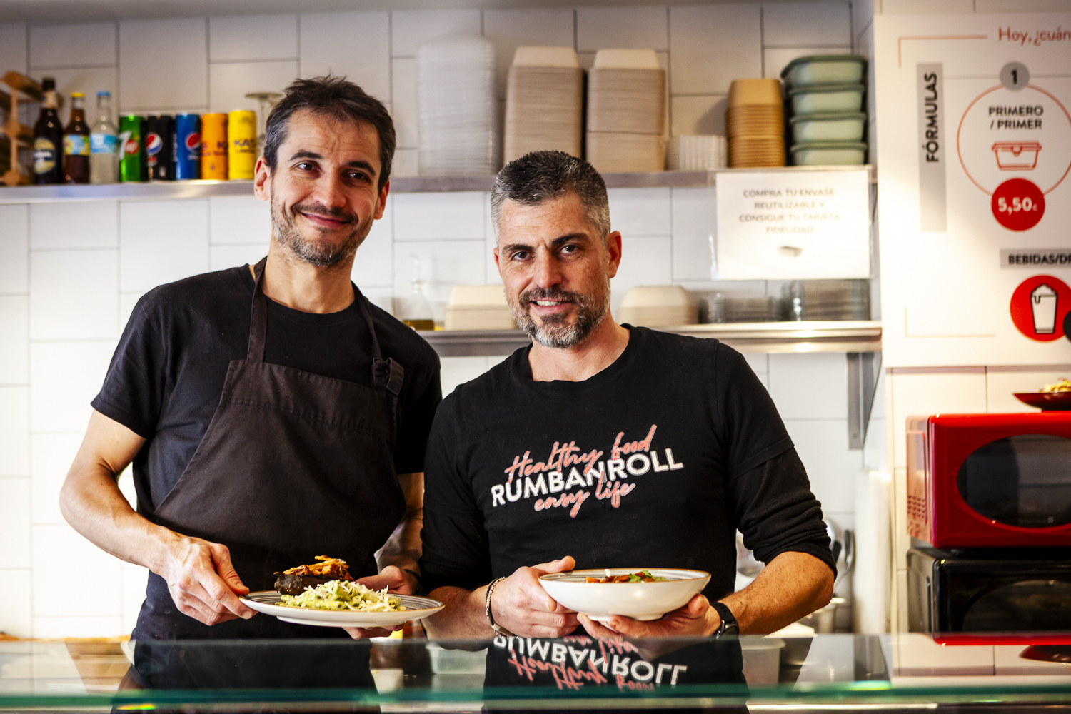 Equipo Rumbanroll mostrando platos